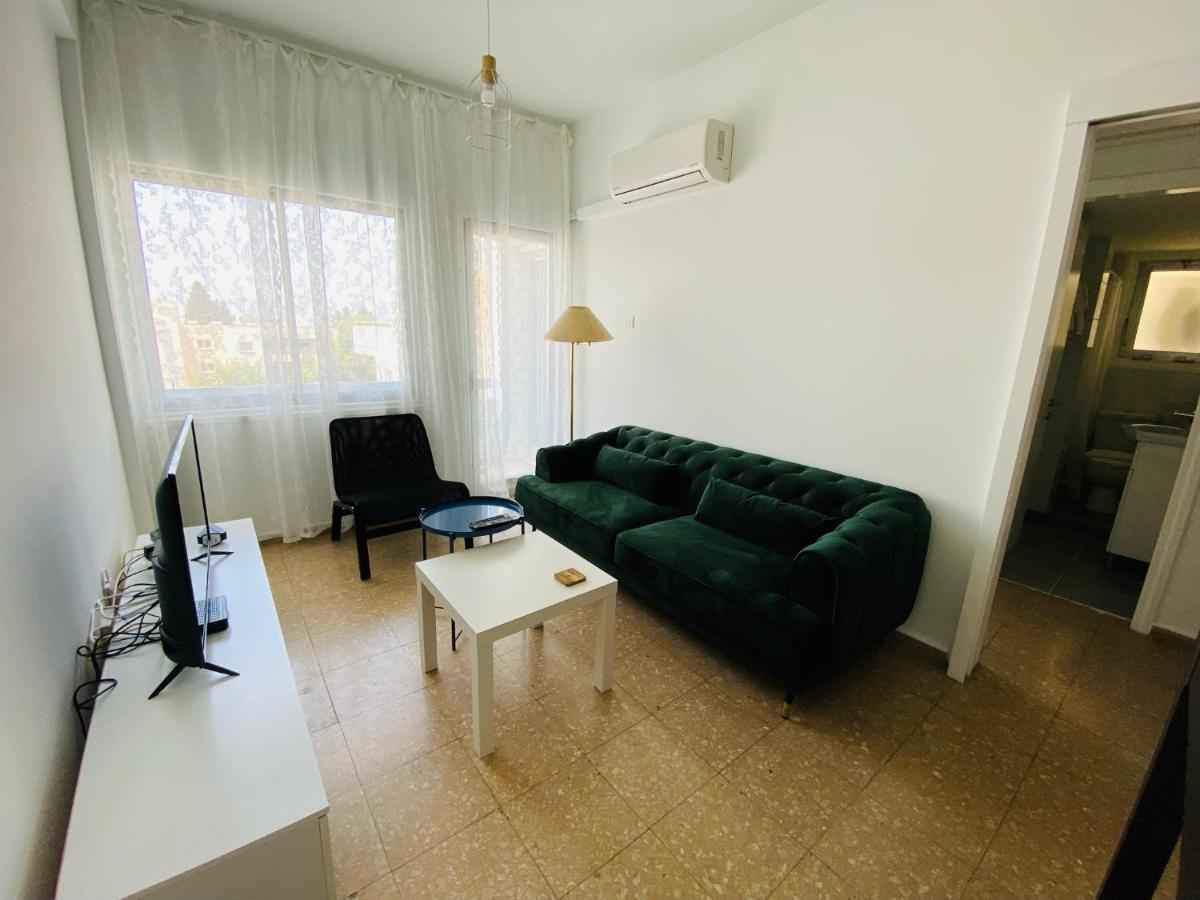 Simple One Bedroom Flat In Engomi Luaran gambar
